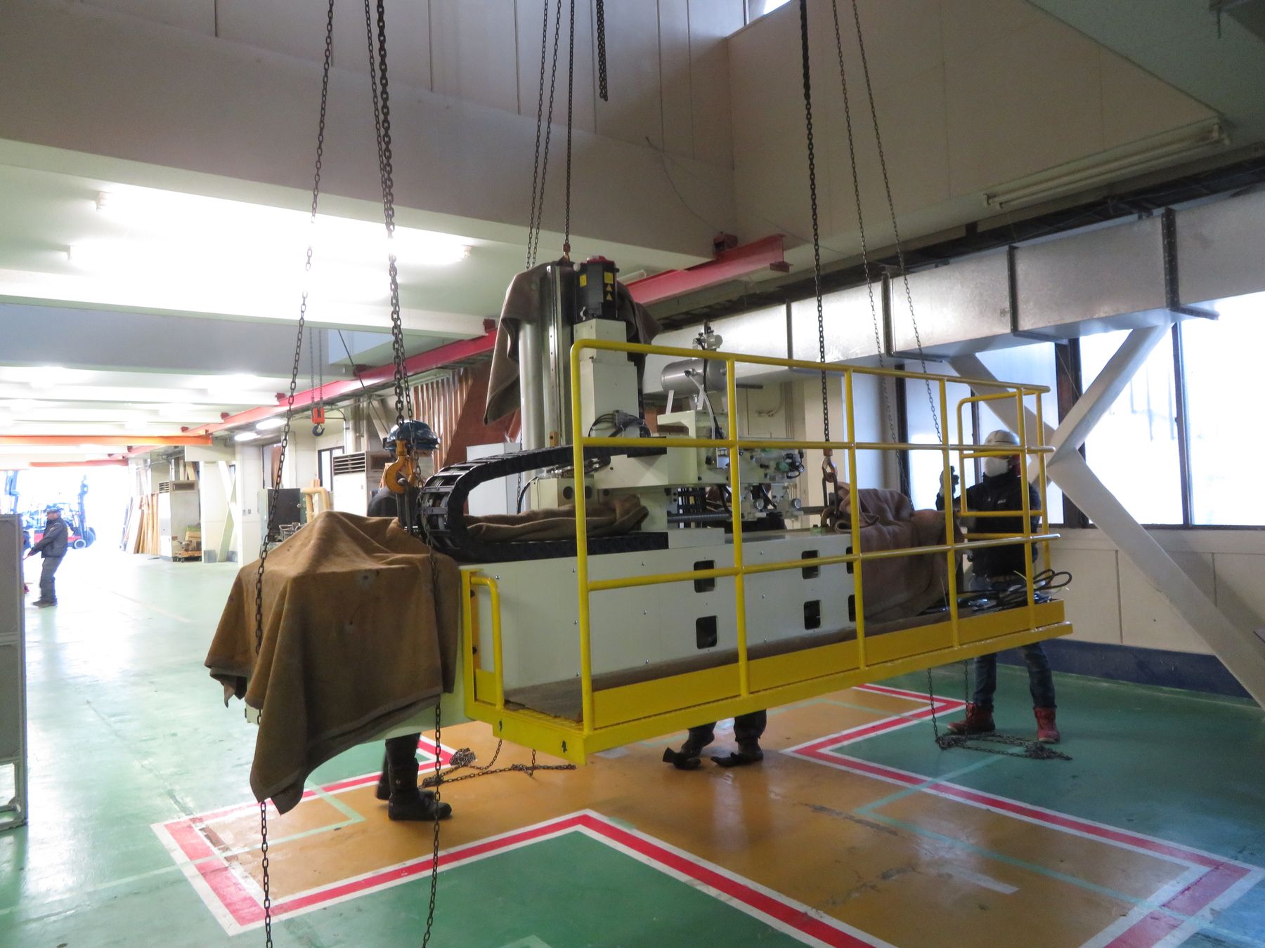 大型NC加工機の搬入作業